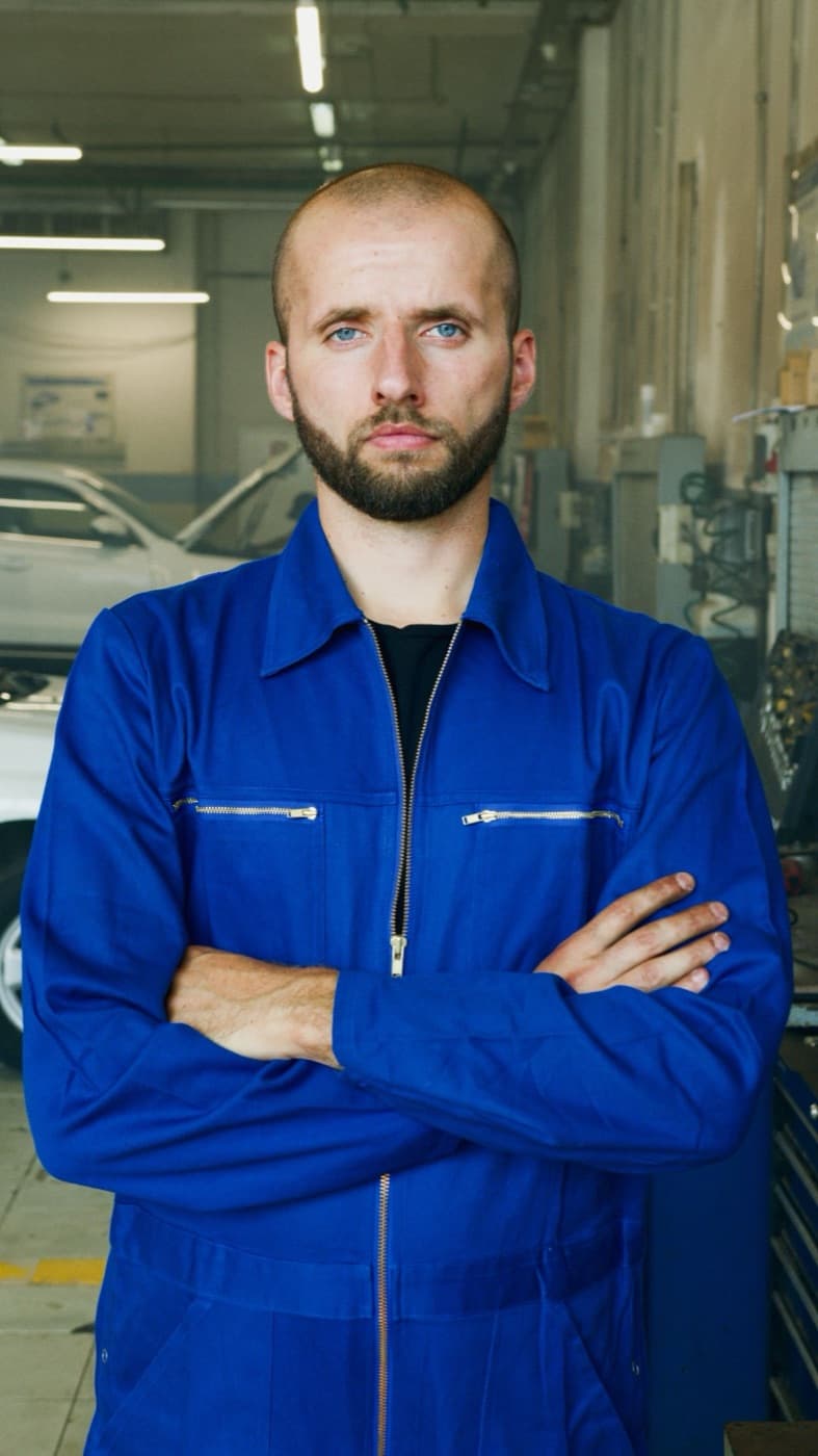 Een monteur in een blauwe overall